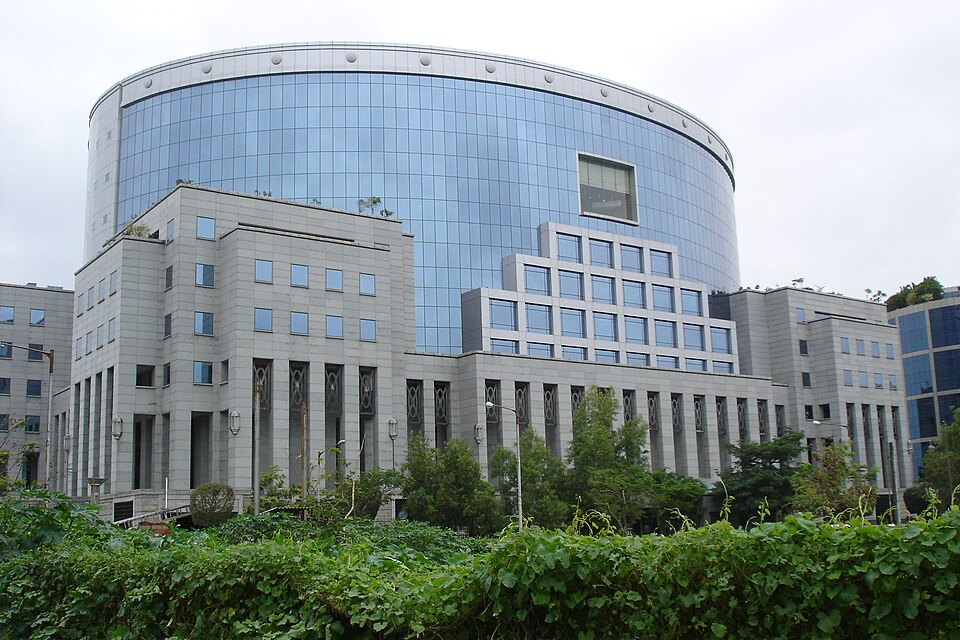 https://www.tawfeeqilahirealty.com/wp-content/uploads/2025/09/Bandra-Kurla_complex_Bombay_3239.jpg